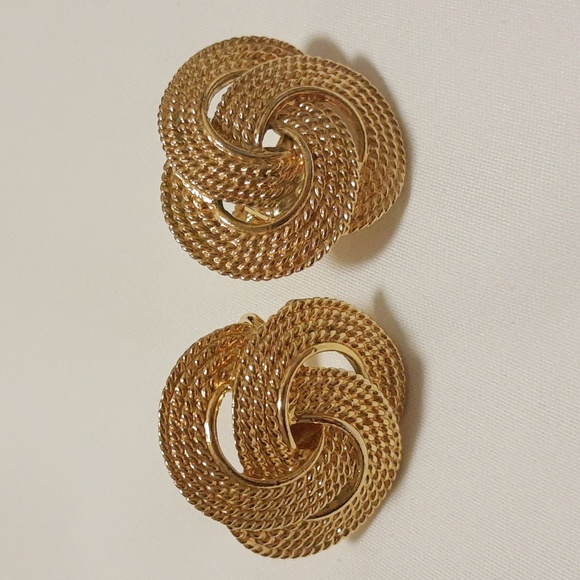 Napier Gold Tone Large Knot Clip-On Earrings VTG - Picture 1 of 16